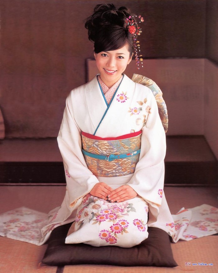 Kimono là trang phục truyền thống của Nhật Bản. Nếu phụ nữ Việt Nam tự hào có Áo Dài, phụ nữ Nhật cũng rất yêu quý kimono của họ. (Ảnh: Nhatban.net)
